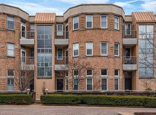 22 Taylor Place Dr, Saint Louis, MO