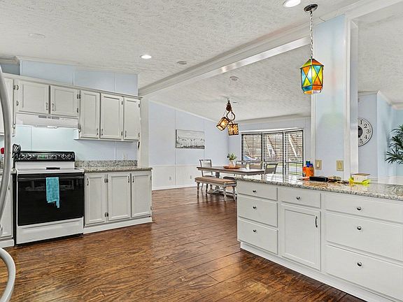 2nd image of 784 Lewis Ln.