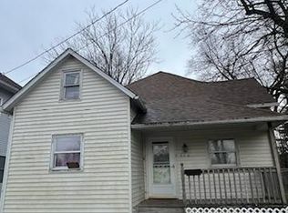 906 E Johnson St, Clinton, IL 61727