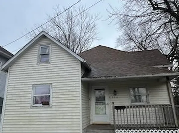 906 E Johnson St, Clinton, IL 61727