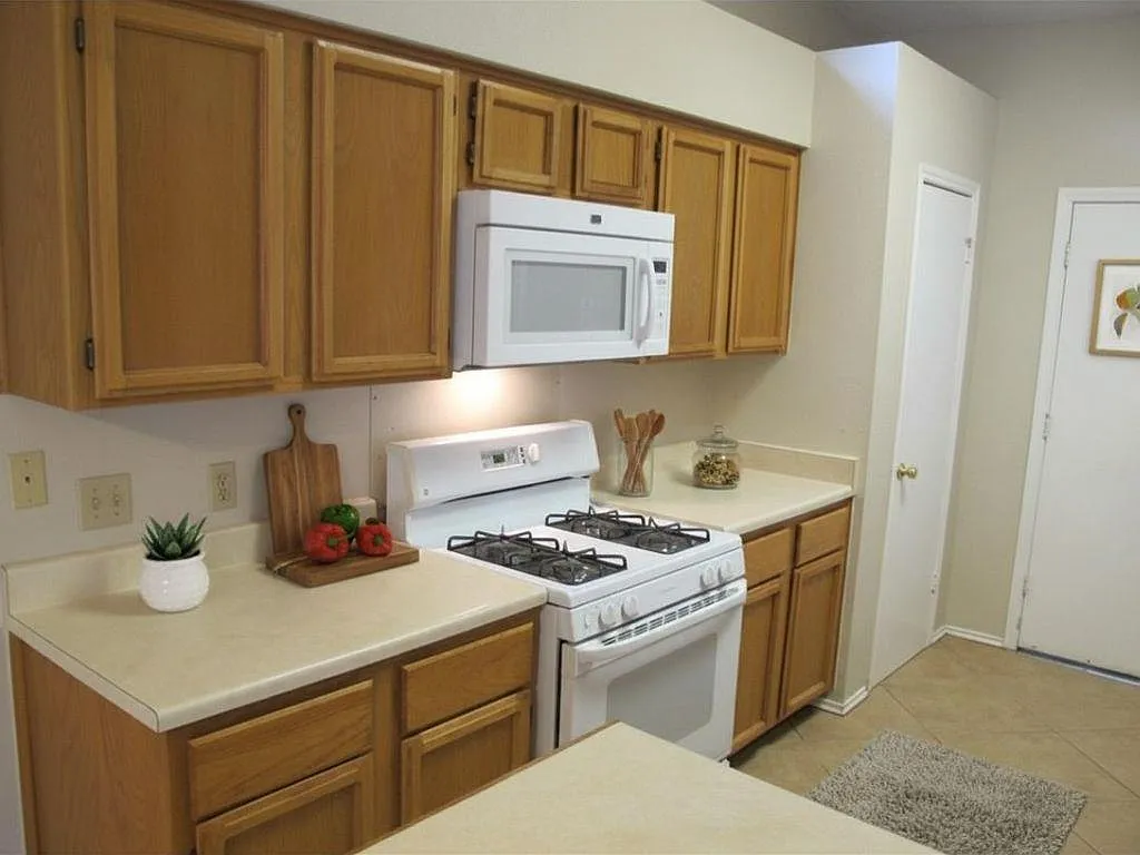 3 bed, 2.0 bath, 1178 sqft, $1,870 — Photo 2