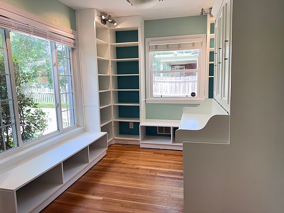 Study or bonus room (desk converts to Murphy bed!)