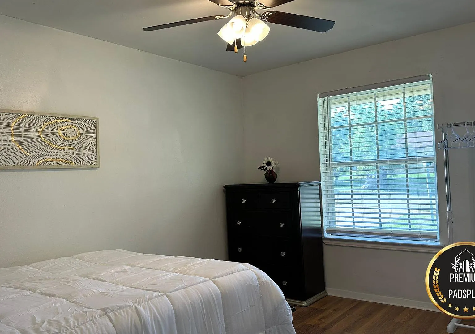 4 bed, 2.0 bath, 1801 sqft, $819 — Photo 2