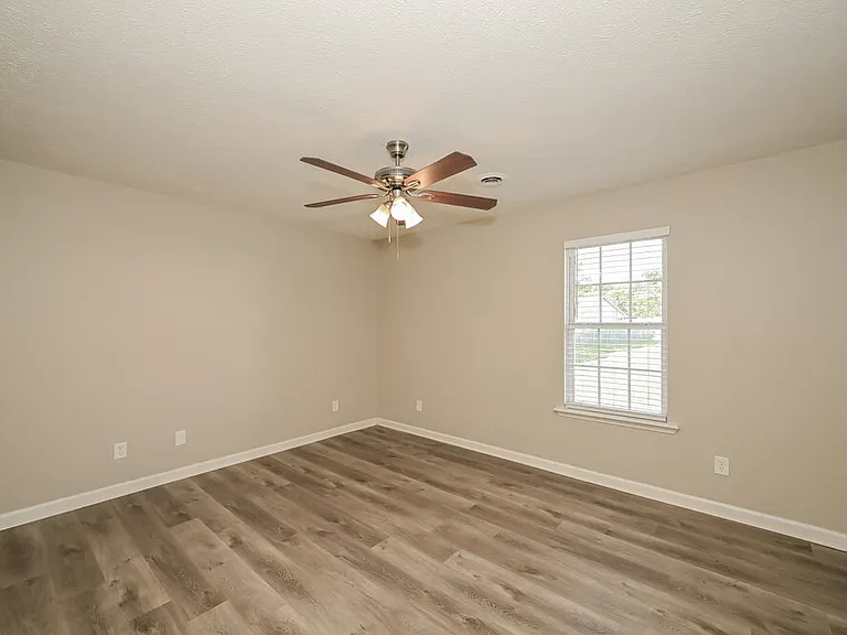 1912 Guildford Dr — Photo 9