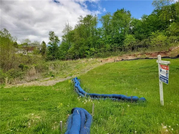 101 Canterbury Dr, Aliquippa, PA 15001