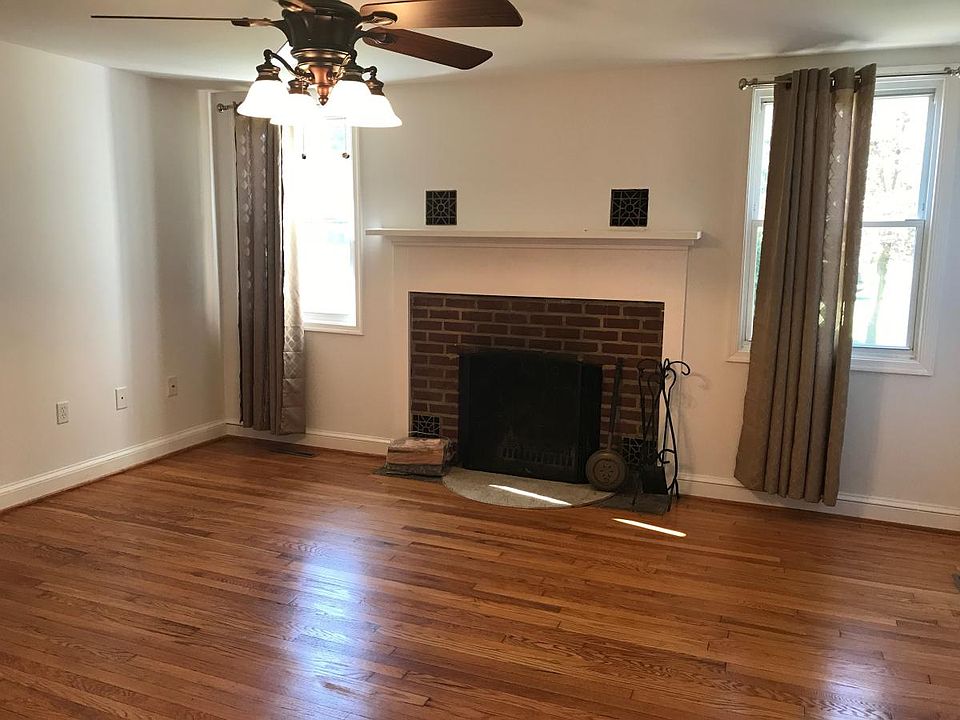 Living Room w/fireplace