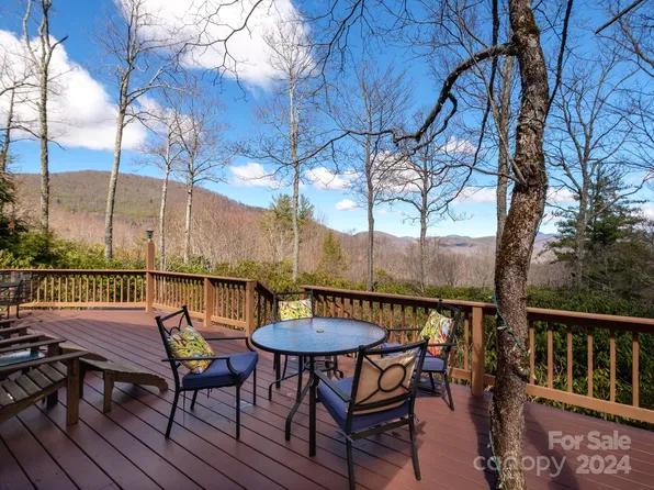 637 McIntosh Rd, Lake Toxaway, NC 28747