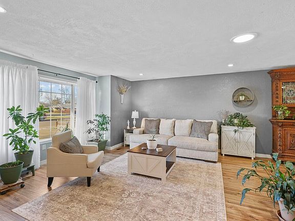 5th image of 1378 Glengrove Ave