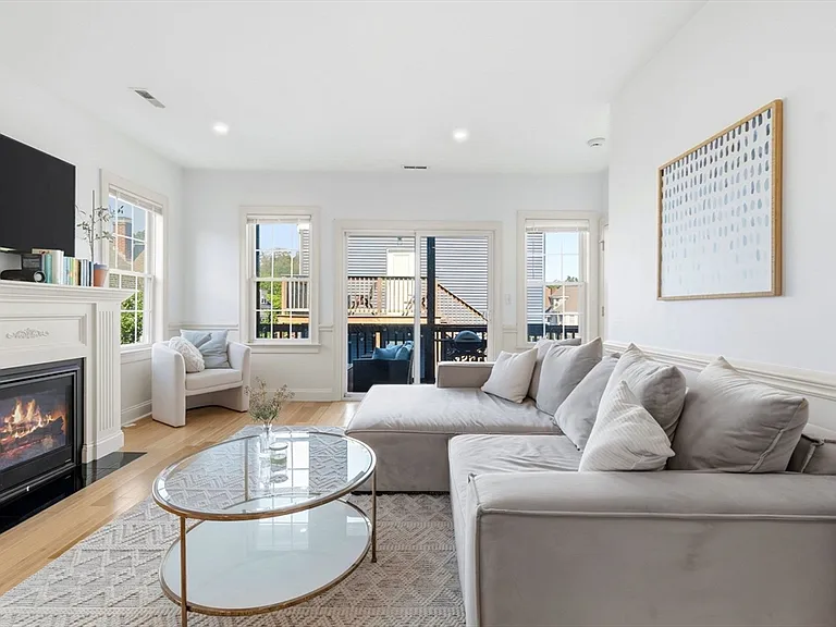 118 Saxton St #3 — Photo 9