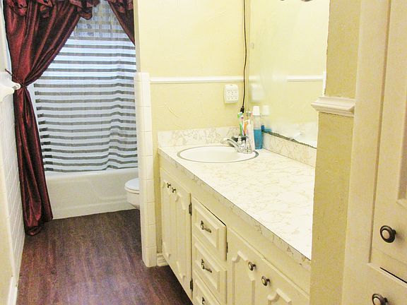 3rd image of 910 Meadowbrook Dr