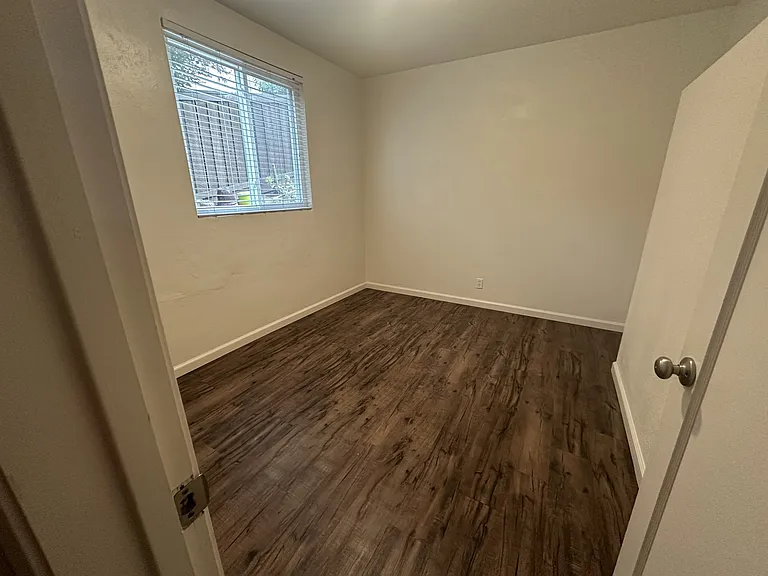 507 Bay St — Photo 17