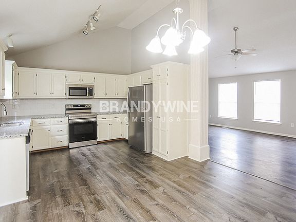 5th image of 615 Patrick Dr