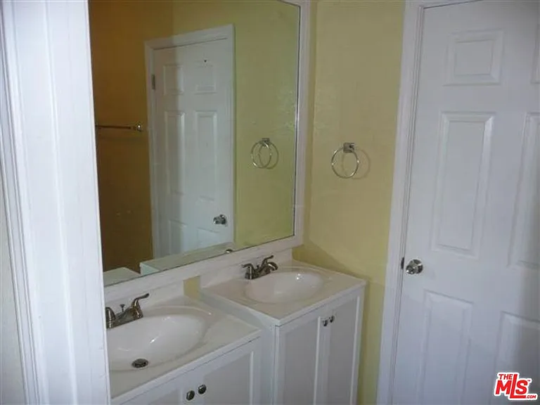 310 N Cherry St — Photo 10