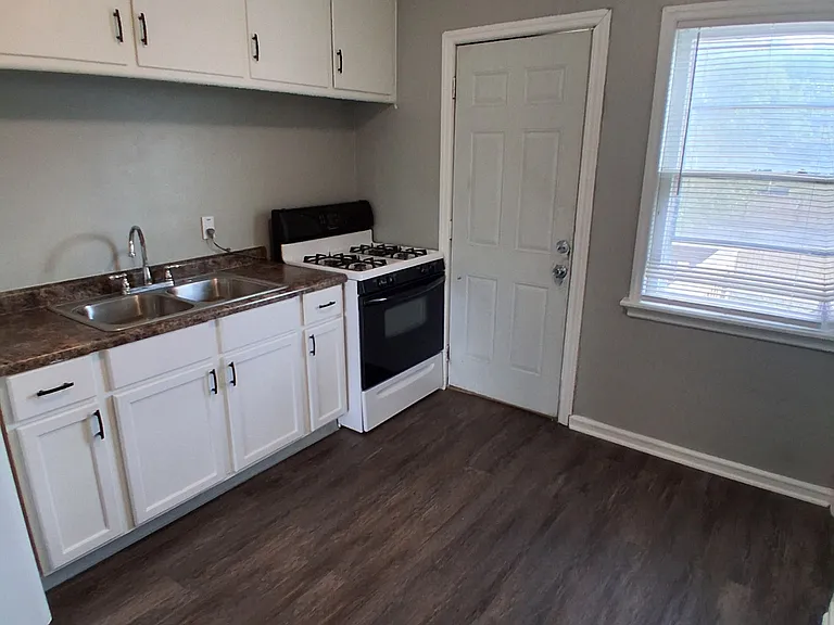 2605 W Victory Ln — Photo 4