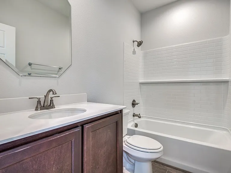 1700 Wayne Ln — Photo 2