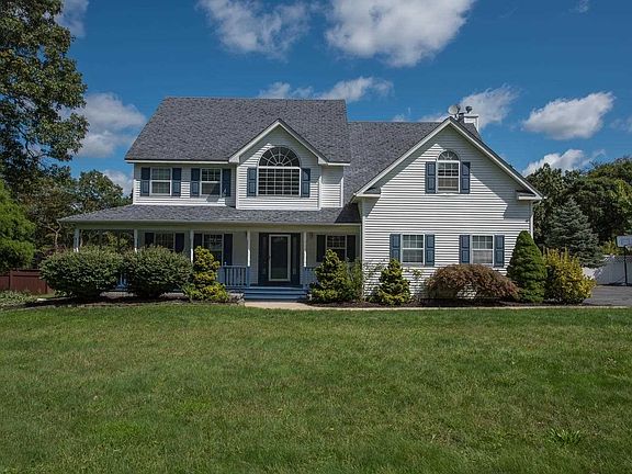 2nd image of 7 Crest Hollow Ln