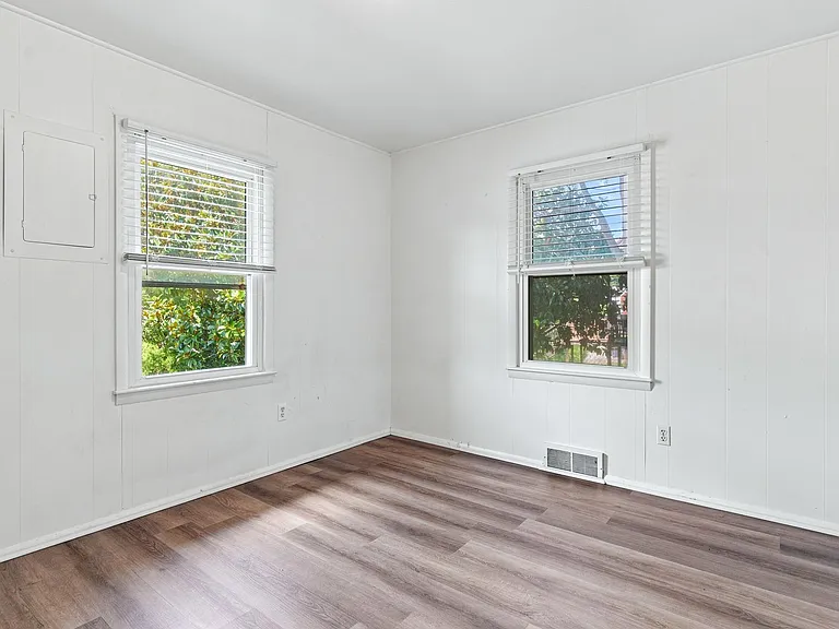 1300 Lola Ave — Photo 17