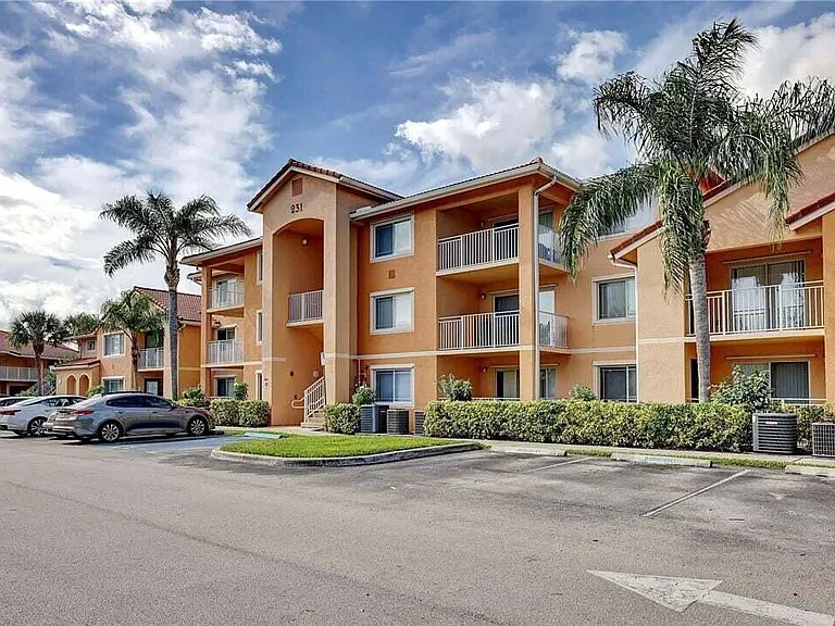 231 SW Palm Dr #207 — Photo 2