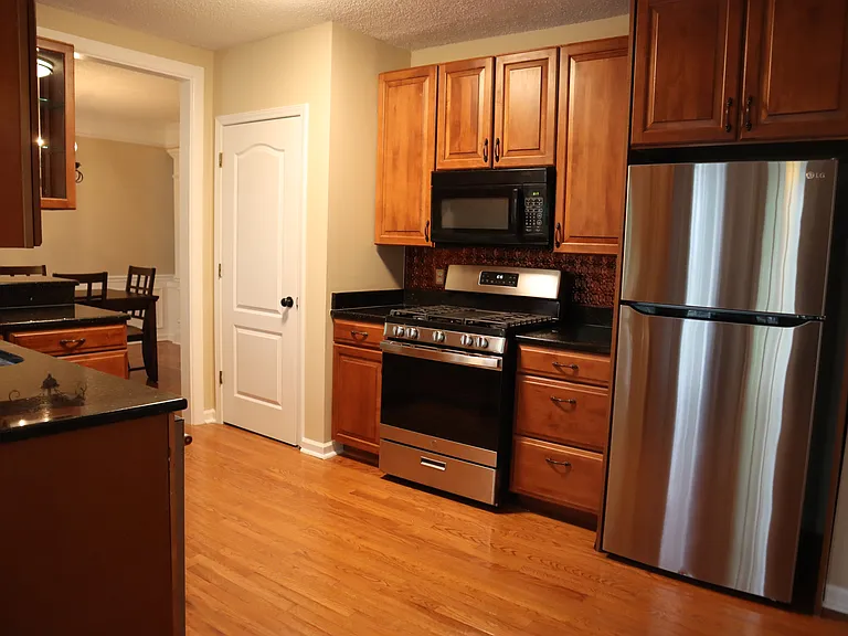 4905 Bridgewood Dr — Photo 3