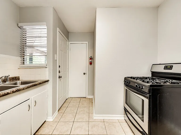 4602 Swiss Ave — Photo 11