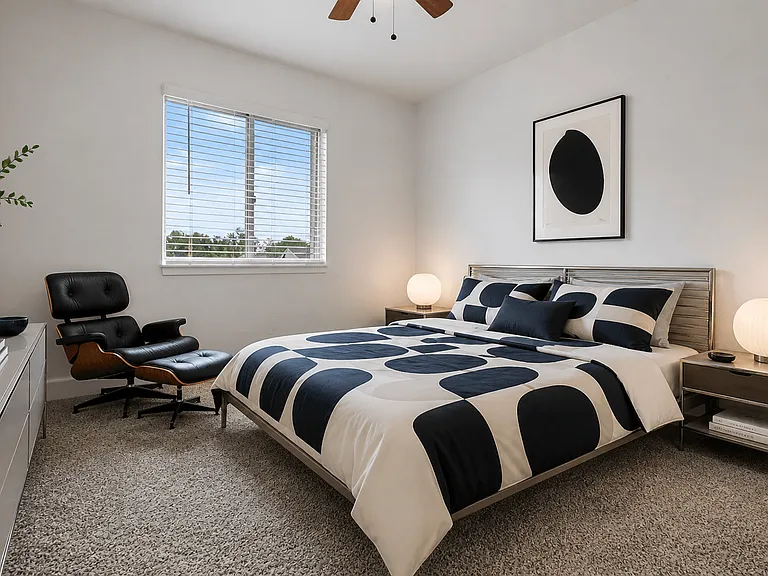 Bloomfield Square Apartments - Auburn Hills, MI — Photo 17