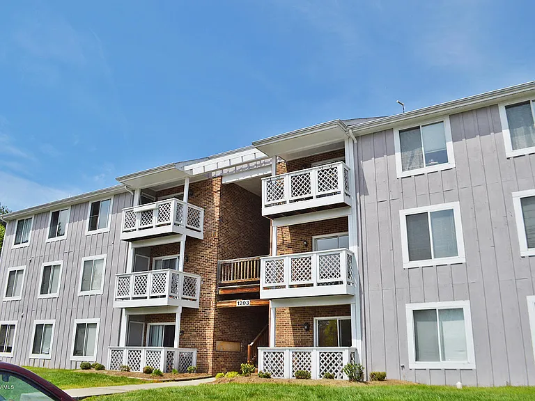 1203 University Terrace Apt. H — Photo 1