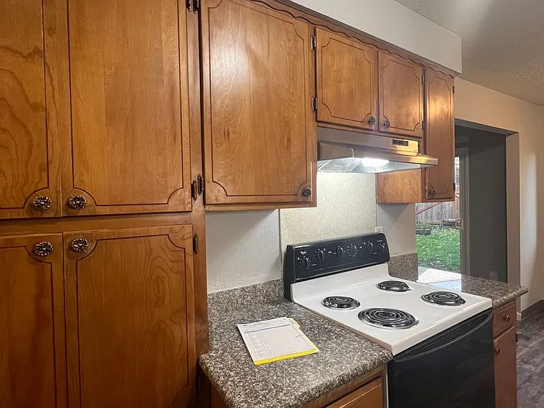 15220 SE Stark St #1-21 — Photo 47