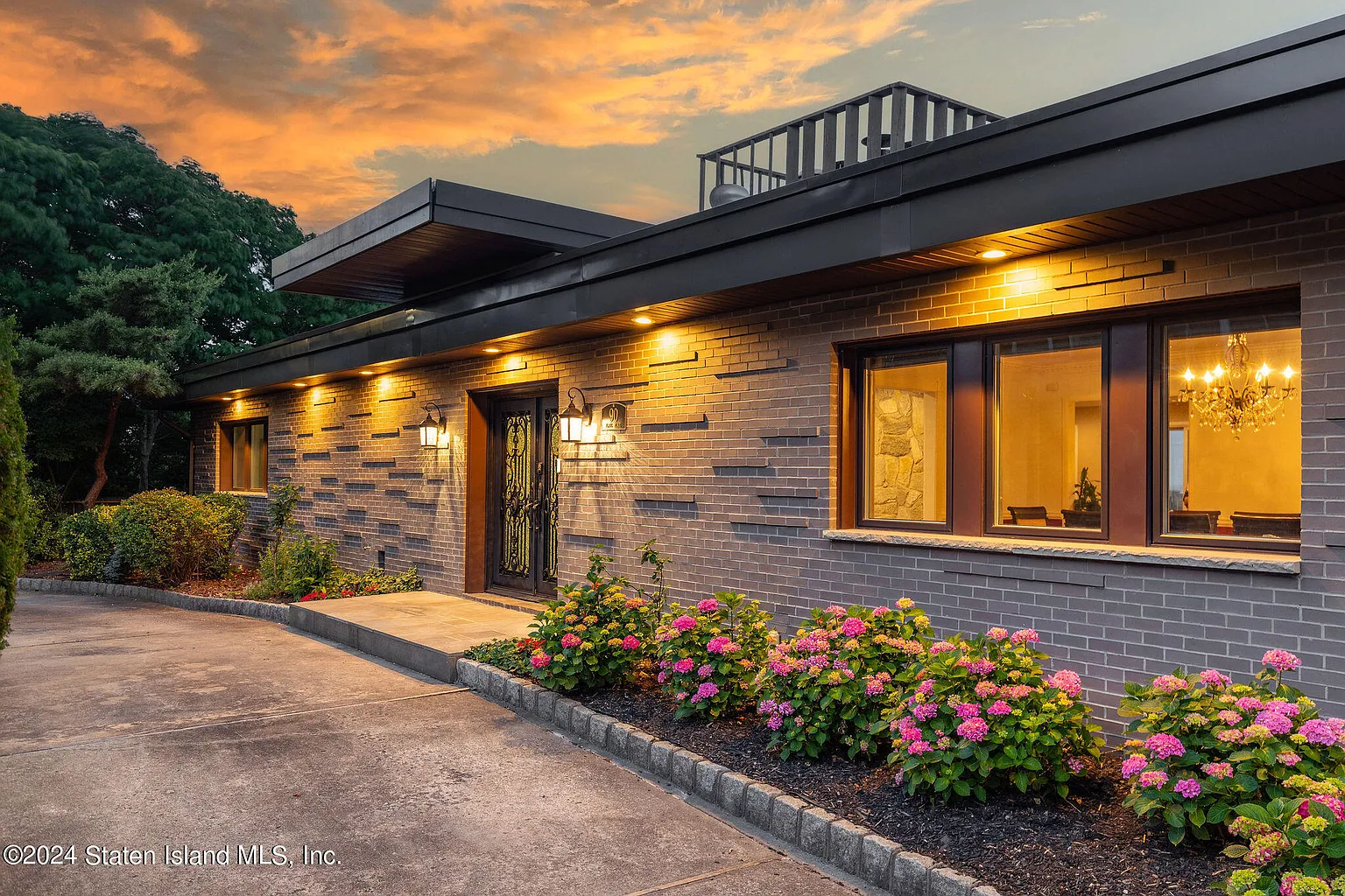 90 Flagg Pl photo 1