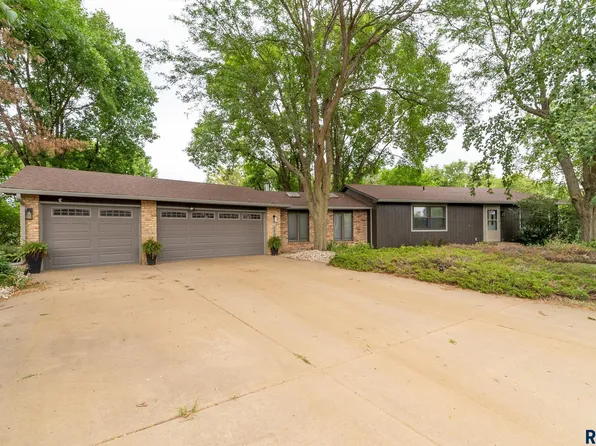 8804 E 38th St, Sioux Falls, SD 57110