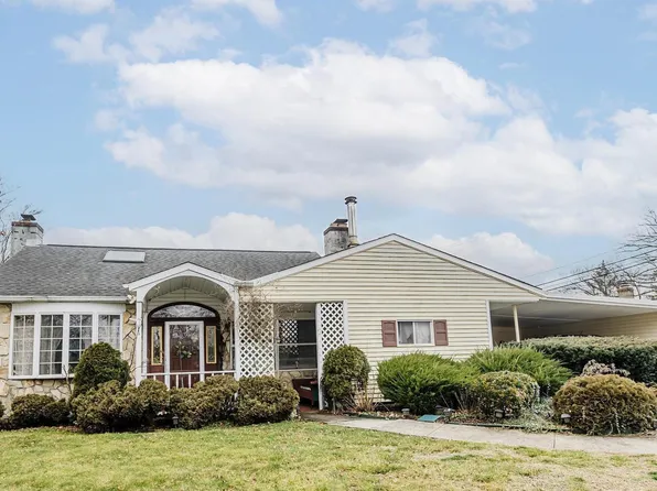 1 Meadow Ln, Levittown, PA 19054