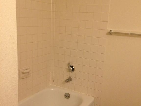 2nd image of 1530 NE 146th St APT 105