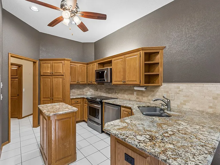 1820 Chelsea Dr — Photo 10