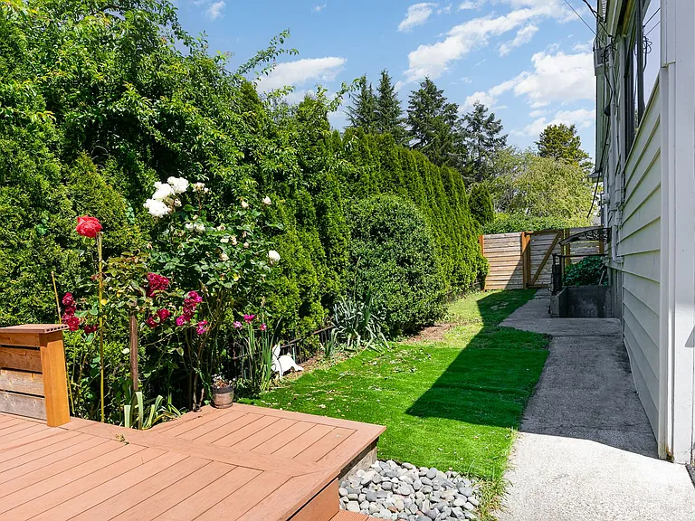 1525 45th Ave SW — Photo 29