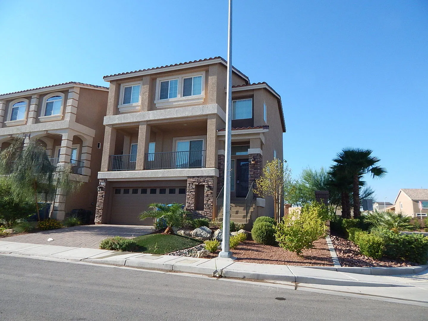 Large 3 story home with 4 bedrooms, 3.5 bathrooms and attached 2 car garage. — Photo 3