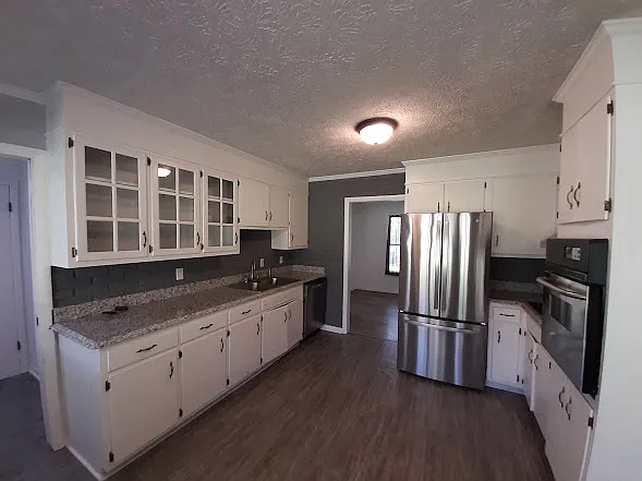 107 Hillwood Dr — Photo 3