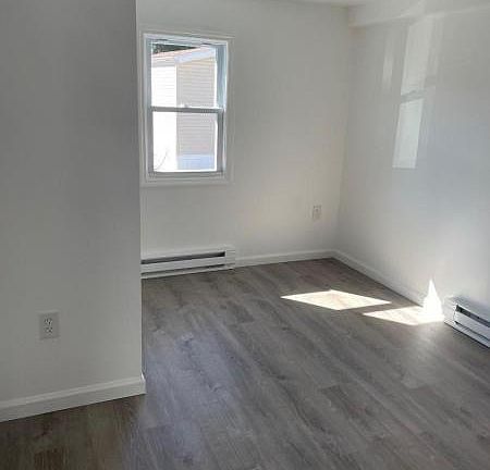 4th image of 206 Faith St