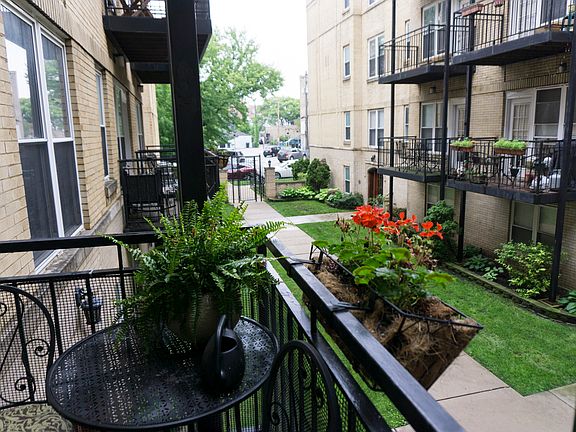 3rd image of 4018 N Albany Ave APT 1B