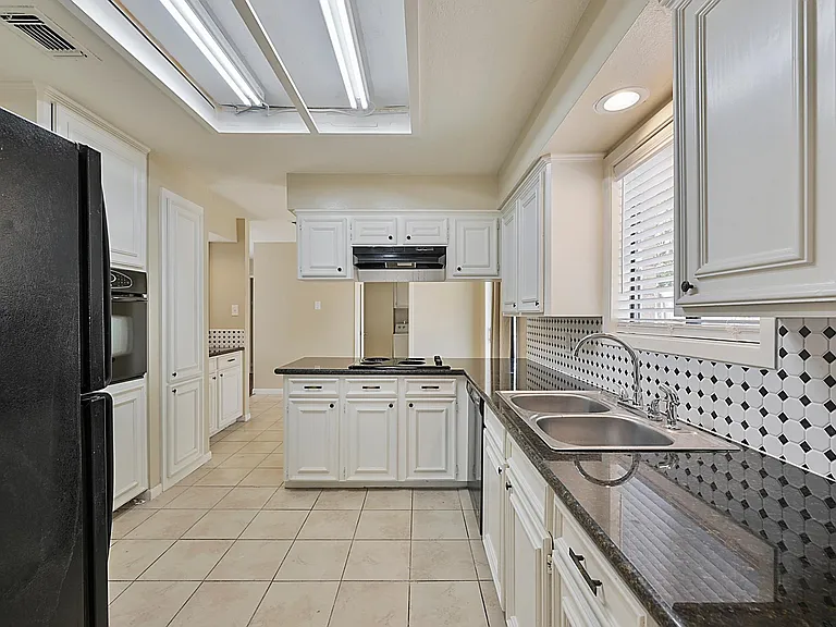 2408 Quail Hollow Dr — Photo 16