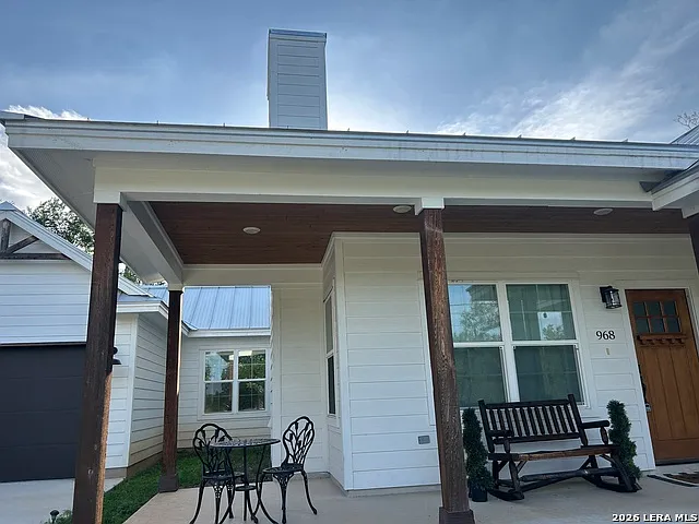 3 bed, 2.0 bath, 1293 sqft, $2,400 — Photo 2