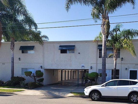 Entrance to garages, courtyard and laundry areas