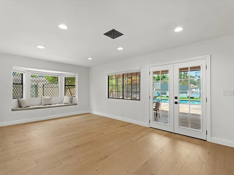 6443 Matilija Ave — Photo 19