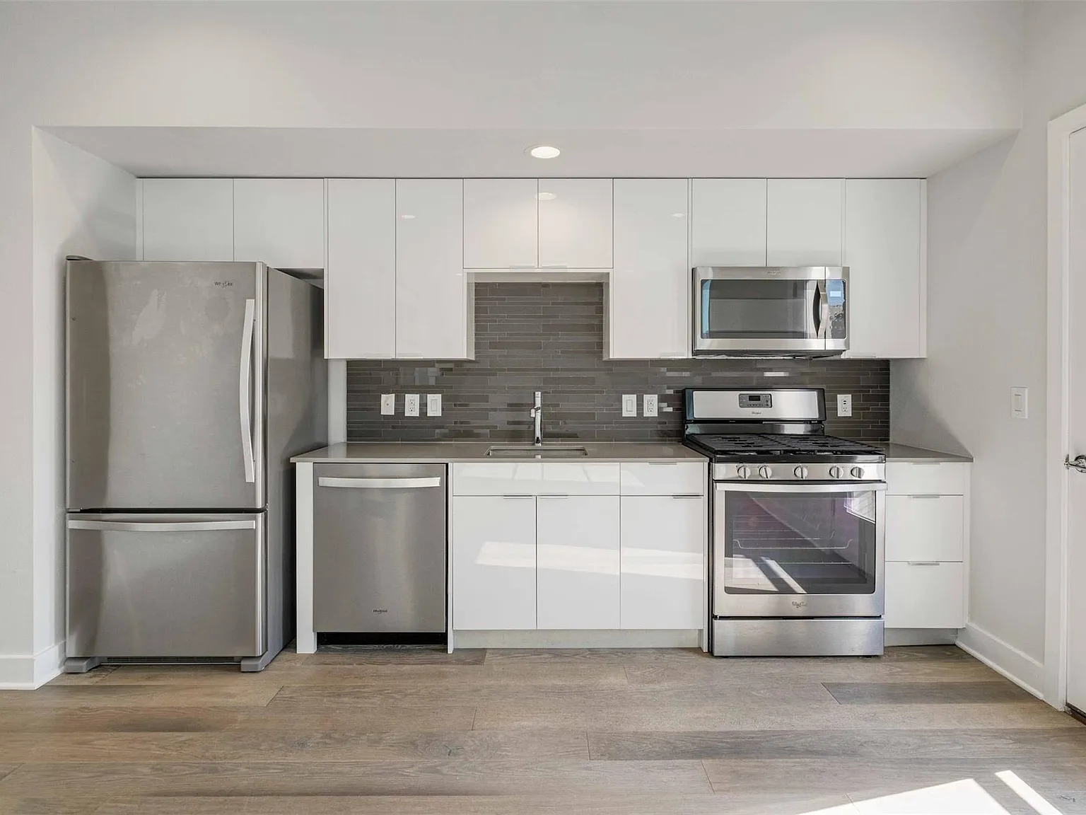 1 bed, 1.0 bath, 673 sqft, $1,800 — Photo 4
