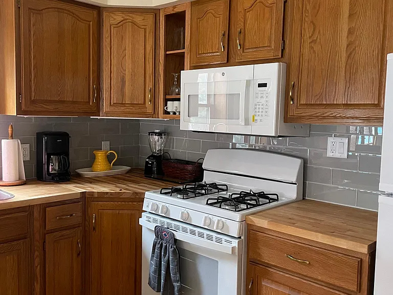 575 E College Dr — Photo 2