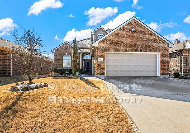 4 bed, 2.5 bath, 2439 sqft, $2,550 — Photo 1