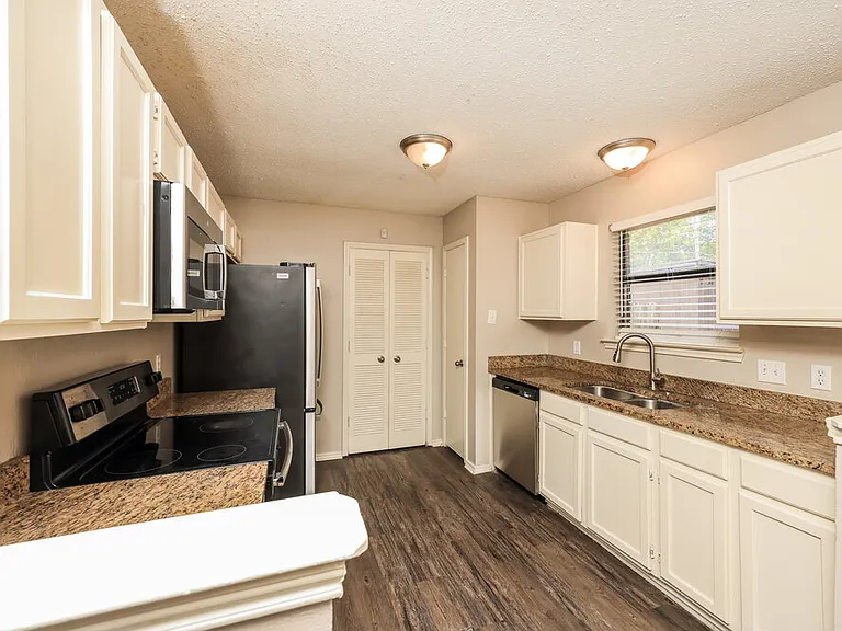 2605 Hartford Ln — Photo 8
