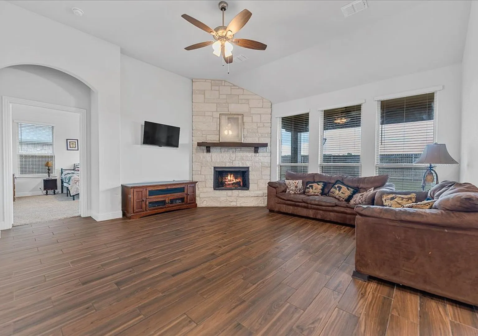 4-Bed 4-Bath 3330+ Sqft House In Burleson's Desirable The Parks At Panchasarp Farms Subdivision — Photo 2
