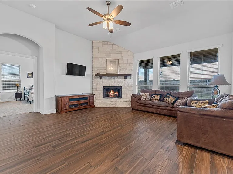 2760 Richard St — Photo 2