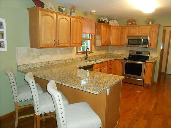 2nd image of 106 Camelot Dr