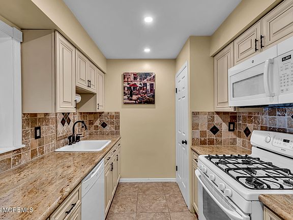 3rd image of 390 Crawford St