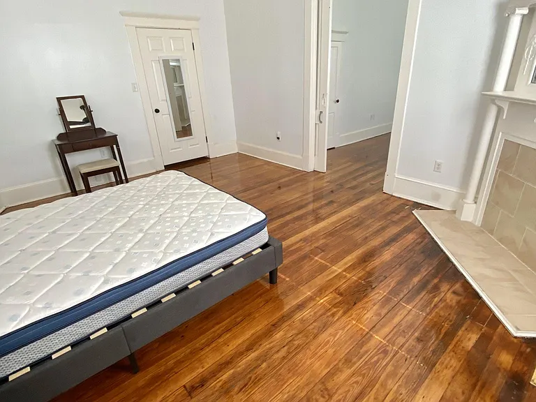 130 E Waldburg St — Photo 12